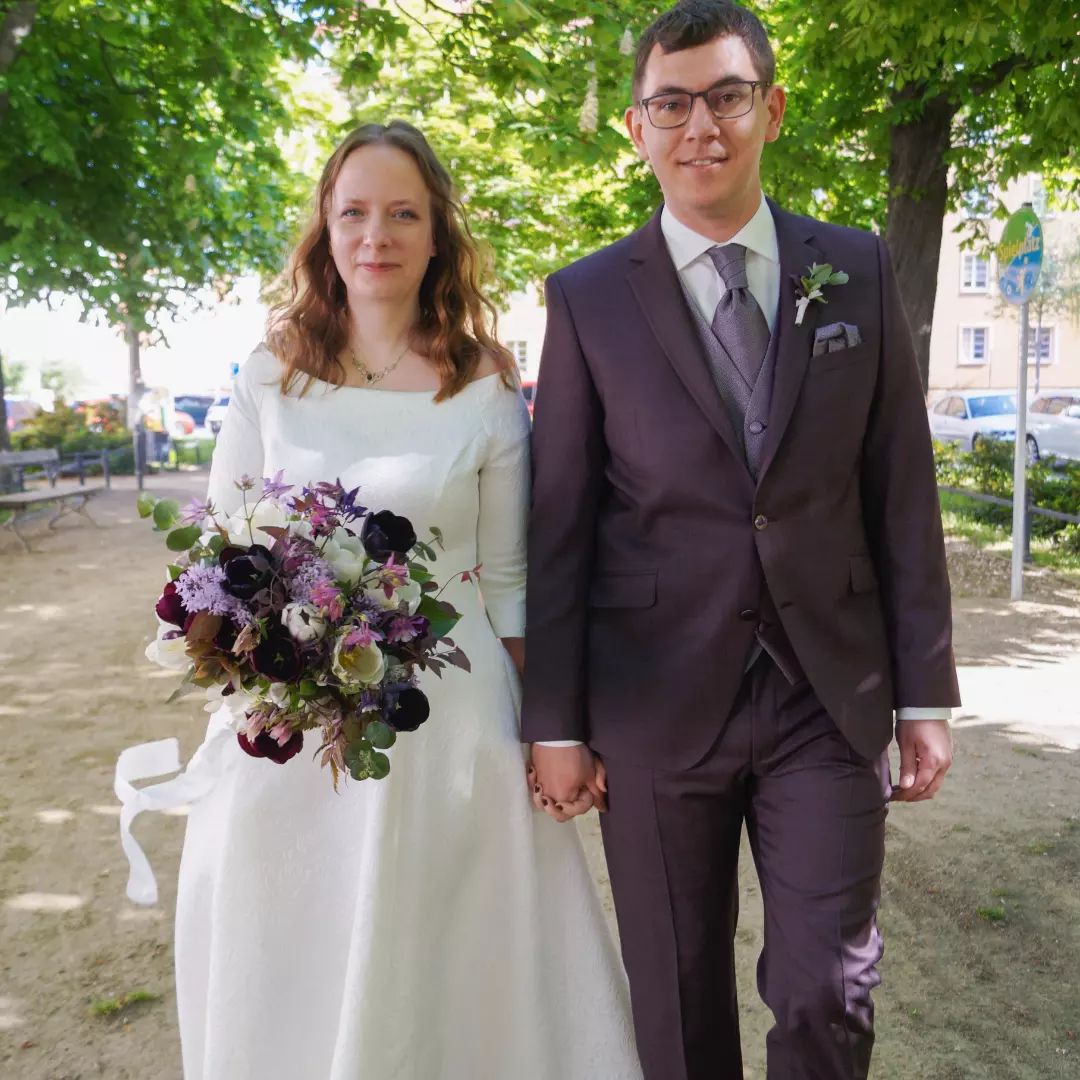 Brautpaar mit Strauß in lila