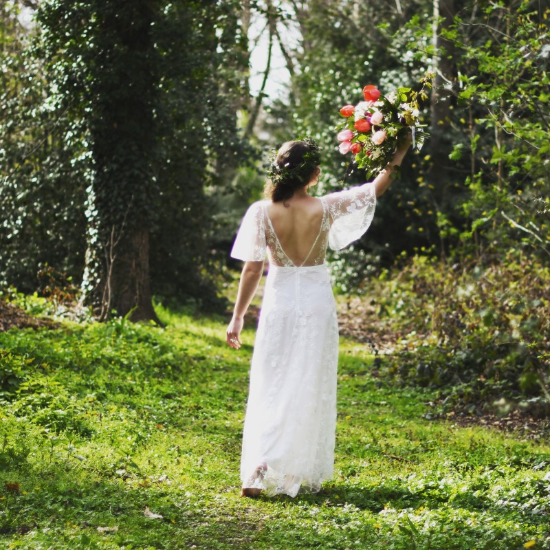 Braut mit Brautstrauß aus Tulpen