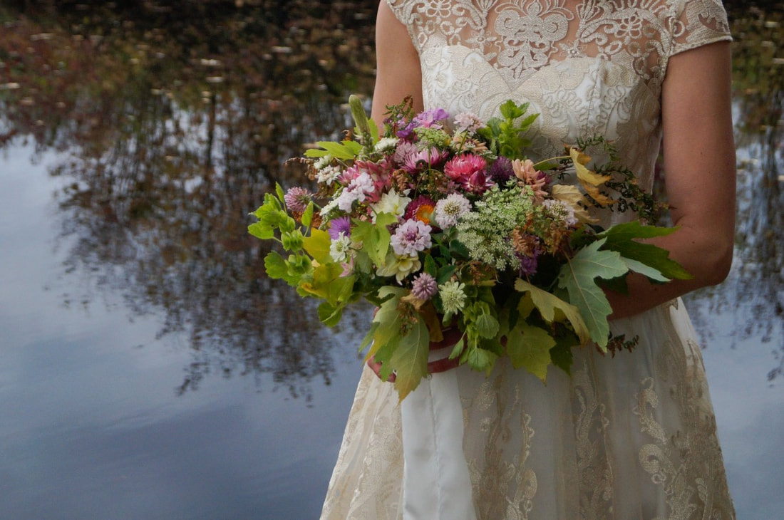 Herbst-Brautstrauß mit Rosatönen
