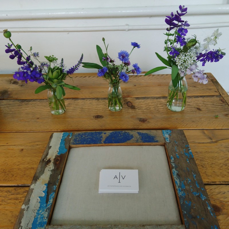 Vasen mit lila/blauen Blüten